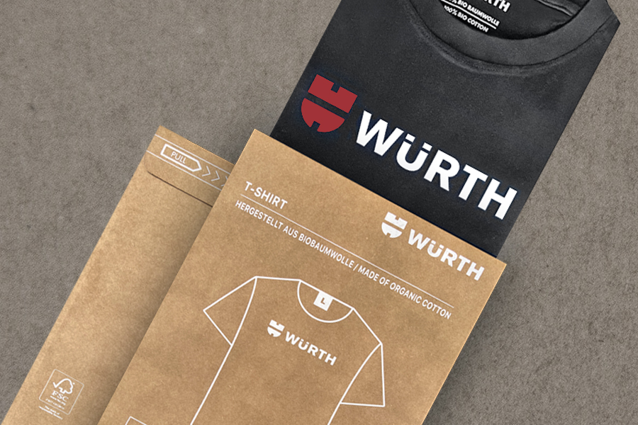 Bei bluebox Promotion können Sie beispielsweise mit „Würth“ schwarze nachhaltige T-Shirts bedrucken lassen und mit nachhaltiger Papier-Verpackung kaufen.