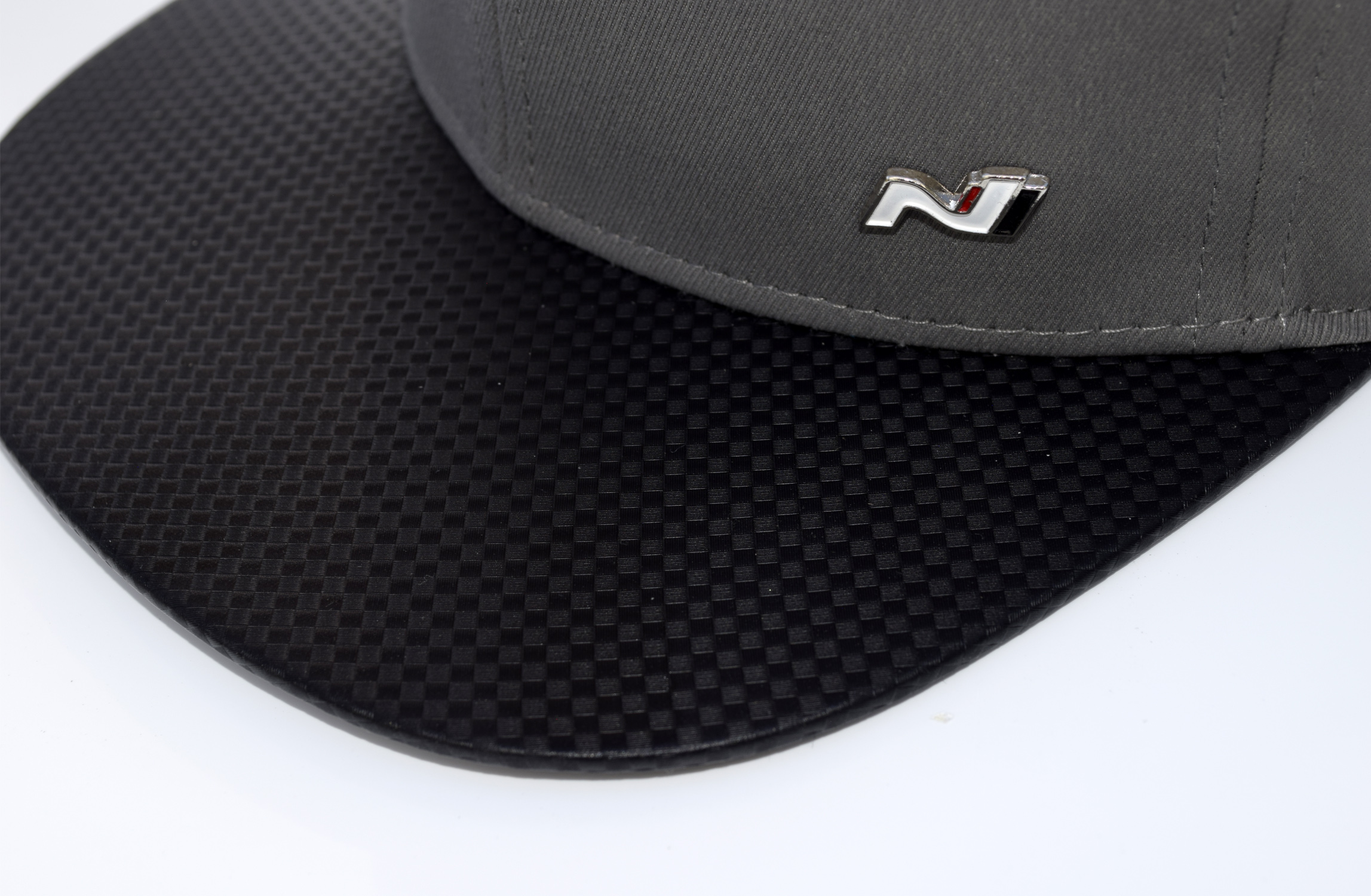 Nachhaltige Cap mit Logo in Carbonoptik schwarz und silber