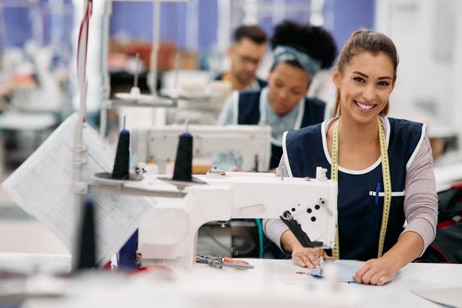 Frauen an Nähmaschinen symbolisieren die verschiedenen Beschaffungs-Märkte für Materialien um nachhaltige T-Shirts bedrucken zu lassen